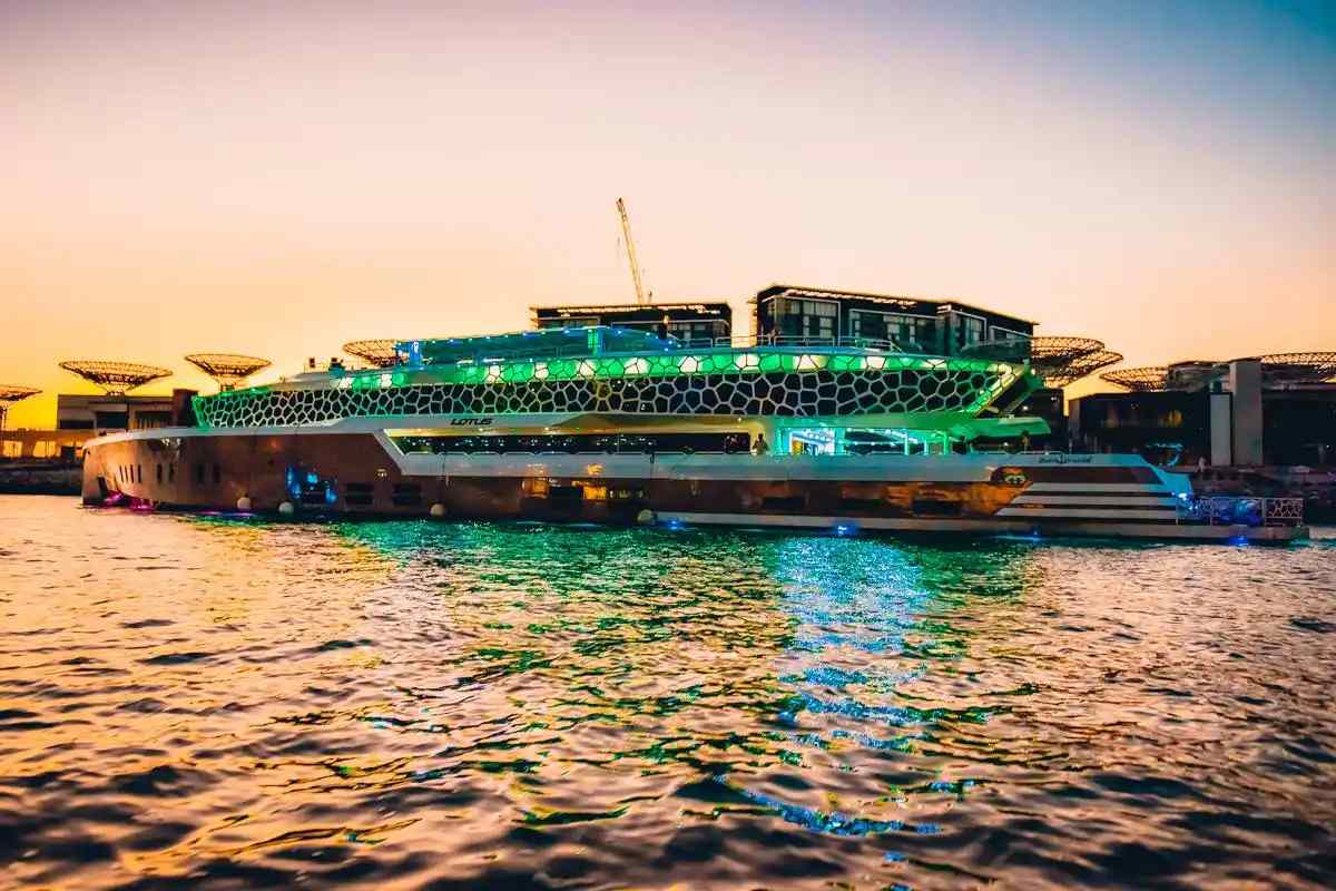 تجربة فاخرة ولا تُنسى على متن يخت لوتس دبي؛ رحلة أحلام على مياه الخليج العربي